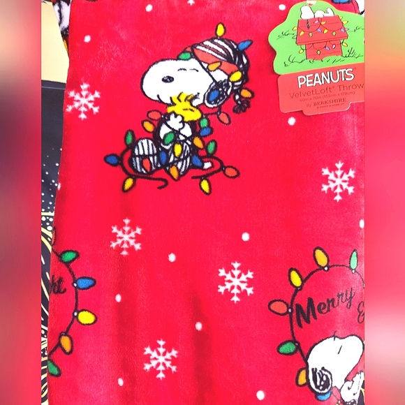 NWT Snoopy Red Holiday Lighs Fleece Throw - Picture 2 of 3